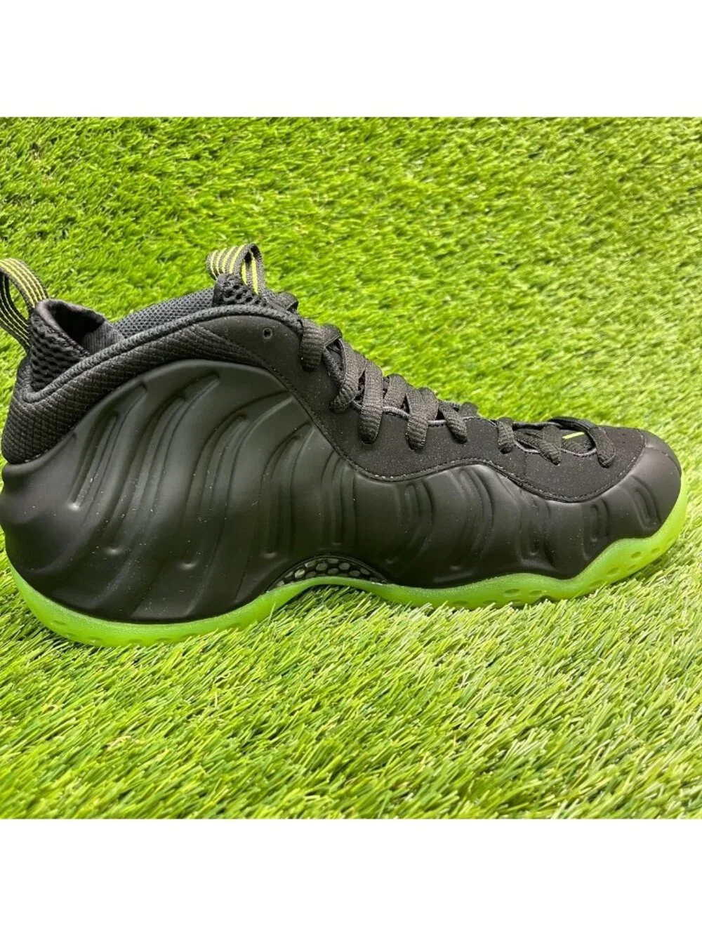 Nike Air Foamposite One Mens Size 10 Black Volt Athletic Running Shoes Sneakers